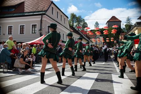 S soncem obsijan drugi festivalski dan 50. Dnevov narodnih noš in oblačilne dediščine v Kamniku (7)